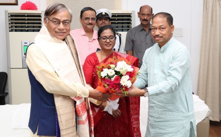 ତ୍ରିପୁରାର ବାଚସ୍ପତି ଶ୍ରୀ ରାମପଦ ଜମାଟିଆ ତାଙ୍କର ଓଡିଶା ଗସ୍ତ ଅବସରରେ ବାଚସ୍ପତି ଶ୍ରୀମତୀ ସୁରମା ପାଢ଼ୀଙ୍କୁ ସୌଜନ୍ୟ ମୂଳକ ସାକ୍ଷାତ କରୁଛନ୍ତି,