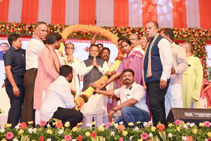 ଓଡ଼ିଶାରେ ପ୍ରଧାନମନ୍ତ୍ରୀ ଗ୍ରାମ ସଡ଼କ ଯୋଜନା - ୪ ର ଶୁଭାରମ୍ଭ ଅବସରରେ ରାୟଗଡ଼ ଠାରେ ଆୟୋଜିତ କାର୍ଯ୍ୟକ୍ରମରେ ମୁଖ୍ୟମନ୍ତ୍ରୀ ଶ୍ରୀ ମୋହନ ଚରଣ ମାଝୀ ଏବଂ କେନ୍ଦ୍ର କୃଷି ଓ କୃଷକ କଲ୍ୟାଣ, ଗ୍ରାମ୍ୟ ଉନ୍ନୟନ ମନ୍ତ୍ରୀ ଶ୍ରୀ ଶିବରାଜ ସିଂହ ଚୌହାନ...