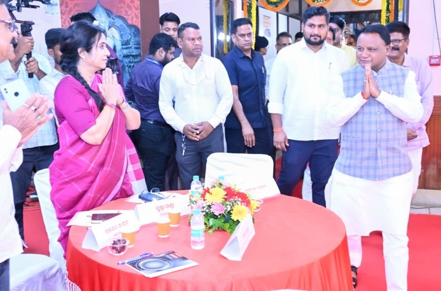 ସଂସ୍କୃତି ଭବନ ସମ୍ମିଳନୀ କକ୍ଷ ଠାରେ ଆୟୋଜିତ ଓଡ଼ିଆ ଚଳଚ୍ଚିତ୍ରର ବିକାଶ ନିମନ୍ତେ ଚଳଚ୍ଚିତ୍ର ବ୍ୟକ୍ତିତ୍ୱଙ୍କ ସହ ବାର୍ତ୍ତାଳାପ କାର୍ଯ୍ୟକ୍ରମରେ ମୁଖ୍ୟମନ୍ତ୍ରୀ ଶ୍ରୀ ମୋହନ ଚରଣ ମାଝୀ।