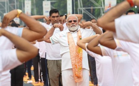 କୋଲକାତାର ରେଡ୍‌ ରୋଡ୍‌ଠାରେ ଦ୍ୱାଦଶ ଅନ୍ତର୍ଜାତୀୟ ଯୋଗ ଦିବସ ପାଳନ ସମାରୋହରେ ପ୍ରଧାନମନ୍ତ୍ରୀ ଶ୍ରୀ ନରେନ୍ଦ୍ର ମୋଦୀ...