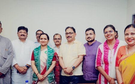ବିଜେଡିରେ ଯୋଗ ଦେଲା ପରେ ଶ୍ରୀମତୀ ସୁଜାତା ରାଉତଙ୍କୁ ଦଳର ମିଡିଆ ଟିମ୍ ସାକ୍ଷାତ କରି ସମ୍ବର୍ଦ୍ଧନା ଜଣାଇଥିଲେ ।