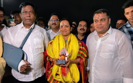 ଶ୍ରୀମତୀ ସୁଜାତା ରାଉତ ଗତ ସନ୍ଧ୍ୟାରେ ପୁରୀର ଶ୍ରୀ ଜଗନ୍ନାଥ ମନ୍ଦିର ପରିଦର୍ଶନ କରିଥିଲେ