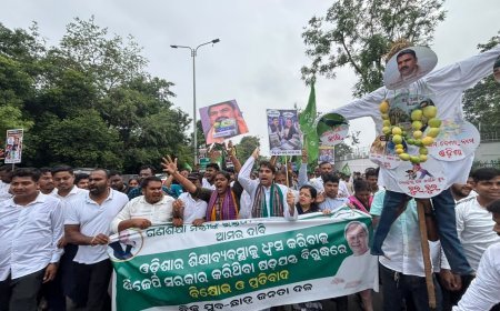 ସ୍କୁଲ ବହି ପ୍ରସଙ୍ଗକୁ ନେଇ ବିଜେଡି ର ଧାରଣା ଓ ଶିକ୍ଷମନ୍ତ୍ରୀଙ୍କ ବାସ ଭାବନ ଘେରାଉ...