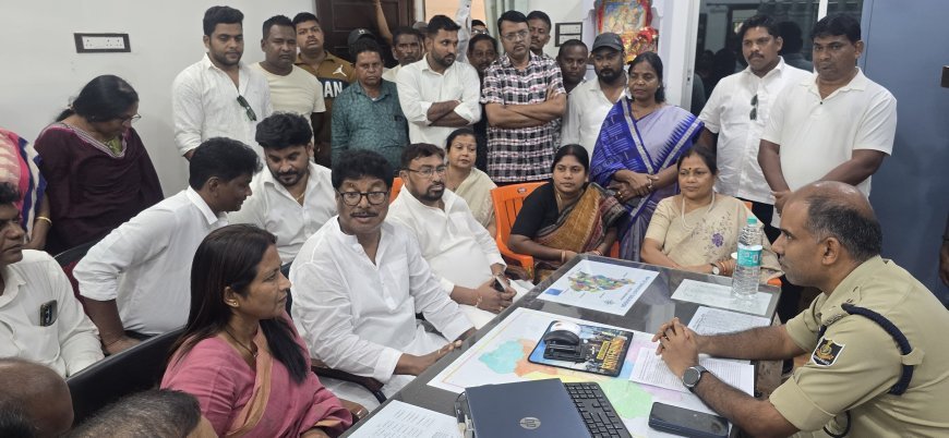 ବିଜେଡିର ଏକ ତଥ୍ୟ ଅନୁସନ୍ଧାନକାରୀ ଦଳ ରାଇରଙ୍ଗପୁର ଗସ୍ତ କରି ପରିସ୍ଥିତିର ସମୀକ୍ଷା କରିଛନ୍ତି ଏବଂ ପ୍ରଭାବିତ ପରିବାର ସହିତ ଆଲୋଚନା କରିଛନ୍ତି।