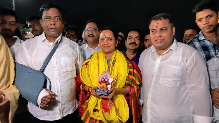 ଶ୍ରୀମତୀ ସୁଜାତା ରାଉତ ଗତ ସନ୍ଧ୍ୟାରେ ପୁରୀର ଶ୍ରୀ ଜଗନ୍ନାଥ ମନ୍ଦିର ପରିଦର୍ଶନ କରିଥିଲେ
