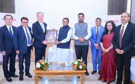 ଲୋକ ସେବା ଭବନର କନଭେନସନ ସେଣ୍ଟରରେ ଜାପାନୀ ଶିଳ୍ପ ନେତାଙ୍କ ସମ୍ମାନିତ ପ୍ରତିନିଧିମଣ୍ଡଳୀକୁ ସମ୍ବୋଧିତ କରୁଛନ୍ତି।
