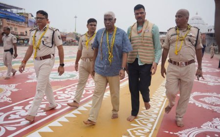 ଓଡିଶା ମୁଖ୍ୟମନ୍ତ୍ରୀଙ୍କ ମୁଖ୍ୟ ପରାମର୍ଶଦାତା ଅବସରପ୍ରାପ୍ତ ଡିଜିପି ଶ୍ରୀ ପ୍ରକାଶ ମିଶ୍ର (ମଧ୍ୟରେ) ପୁରୀରେ ରଥଯାତ୍ରା 2026 ପାଇଁ ସୁରକ୍ଷା,