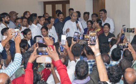କଟକ ଏସି ଅଧୀନରେ ଥିବା ଟାଙ୍ଗି ଚୌଦ୍ୱାର ବ୍ଲକର ବିଜେଡି ନେତା ତଥା PRI ସଦସ୍ୟମାନେ ନବୀନ ନିଭାସରେ ବିଜେଡି ରାଷ୍ଟ୍ରପତି ଶ୍ରୀ ନବୀନ ପଟ୍ଟନାୟକଙ୍କ ସହ କଥାବାର୍ତ୍ତା କରୁଛନ୍ତି।