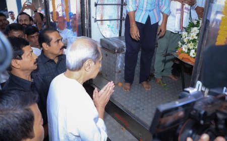 ଶଙ୍ଖ ଭବନ ଠାରେ ବିରୋଧୀ ଦଳ ନେତା ଶ୍ରୀ ନବୀନ ପଟନାୟକ, ପୂର୍ବତନ ମନ୍ତ୍ରୀ ସୁଶାନ୍ତ ସିଂହ ଙ୍କ ମର ଶରୀର ରେ ପୁଷ୍ପ ମାଲ୍ୟ ଦେଇ ସମ୍ମାନ ପ୍ରଦର୍ଶନ କରୁଛନ୍ତି