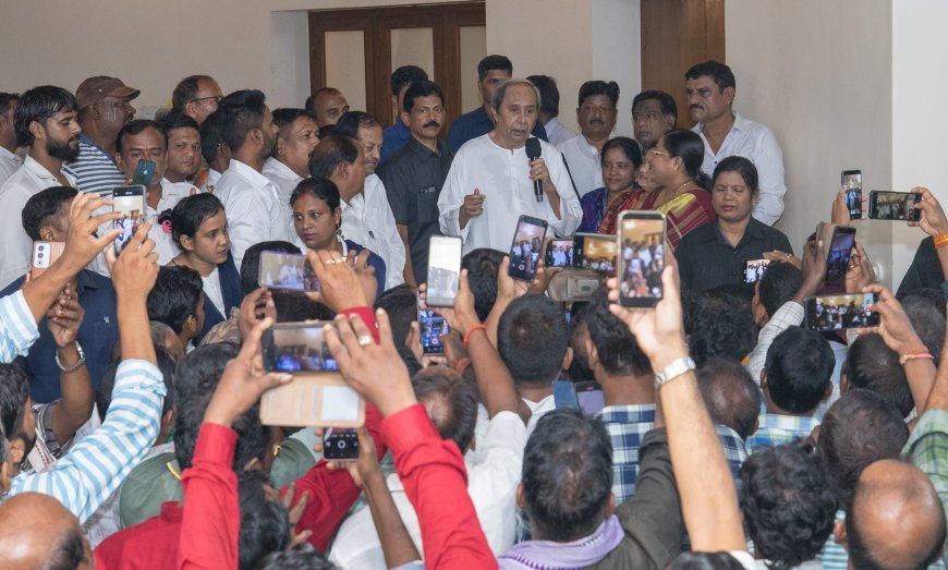 କଟକ ଏସି ଅଧୀନରେ ଥିବା ଟାଙ୍ଗି ଚୌଦ୍ୱାର ବ୍ଲକର ବିଜେଡି ନେତା ତଥା PRI ସଦସ୍ୟମାନେ ନବୀନ ନିଭାସରେ ବିଜେଡି ରାଷ୍ଟ୍ରପତି ଶ୍ରୀ ନବୀନ ପଟ୍ଟନାୟକଙ୍କ ସହ କଥାବାର୍ତ୍ତା କରୁଛନ୍ତି।