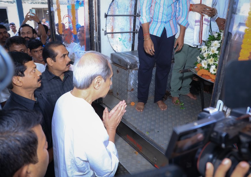 ଶଙ୍ଖ ଭବନ ଠାରେ ବିରୋଧୀ ଦଳ ନେତା ଶ୍ରୀ ନବୀନ ପଟନାୟକ, ପୂର୍ବତନ ମନ୍ତ୍ରୀ ସୁଶାନ୍ତ ସିଂହ ଙ୍କ ମର ଶରୀର ରେ ପୁଷ୍ପ ମାଲ୍ୟ ଦେଇ ସମ୍ମାନ ପ୍ରଦର୍ଶନ କରୁଛନ୍ତି