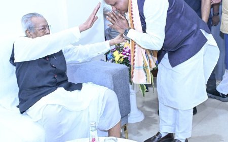 ଓଡ଼ିଶାର ମୁଖ୍ୟମନ୍ତ୍ରୀ ମୋହନ ମାଝୀ ପୂର୍ବତନ ବିଜେପିର ବରିଷ୍ଠ ରାଜନେତା ମନ୍ତ୍ରୀ ତଥା ପୂର୍ବତନ ରାଜ୍ୟପାନ ବିଶ୍ୱଭୂଷଣ ହରିଚନ୍ଦନଙ୍କୁ ତାଙ୍କ ୯୩ ତମ ଜନ୍ମ ଦିବସରେ ସାକ୍ଷାତ କରି ଆଶୀର୍ବାଦ ଗ୍ରହଣ କରୁଛନ୍ତି