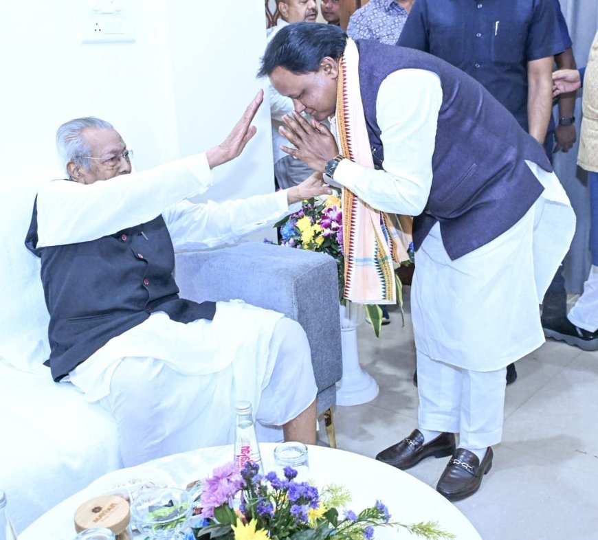 ଓଡ଼ିଶାର ମୁଖ୍ୟମନ୍ତ୍ରୀ ମୋହନ ମାଝୀ ପୂର୍ବତନ ବିଜେପିର ବରିଷ୍ଠ ରାଜନେତା ମନ୍ତ୍ରୀ ତଥା ପୂର୍ବତନ ରାଜ୍ୟପାନ ବିଶ୍ୱଭୂଷଣ ହରିଚନ୍ଦନଙ୍କୁ ତାଙ୍କ ୯୩ ତମ ଜନ୍ମ ଦିବସରେ ସାକ୍ଷାତ କରି ଆଶୀର୍ବାଦ ଗ୍ରହଣ କରୁଛନ୍ତି