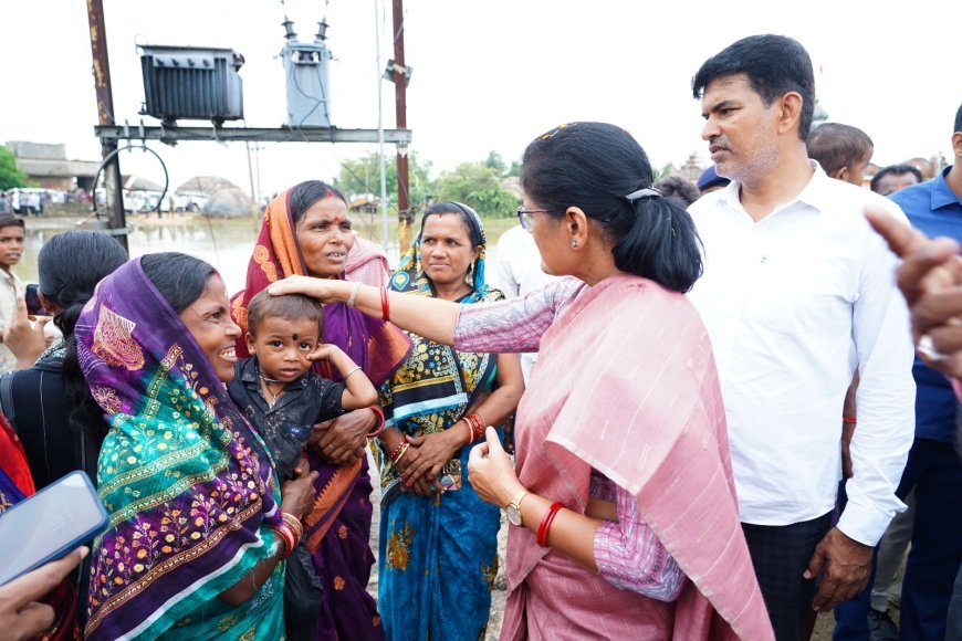 ଉପ-ମୁଖ୍ୟମନ୍ତ୍ରୀ ଶ୍ରୀମତୀ ପ୍ରଭାତୀ ପରିଡ଼ା ଭଦ୍ରକ ଜିଲ୍ଲା ତିହିଡ଼ି ବ୍ଲକ୍‌ର ବନ୍ୟା ପ୍ରଭାବିତ ଅଞ୍ଚଳ ଗୋବିନ୍ଦପୁର ଓ ବାରସର ଗ୍ରାମ ପଞ୍ଚାୟତ ପରିଦର୍ଶନ କରି ସ୍ଥିତି ସମୀକ୍ଷା କରିଛନ୍ତି।