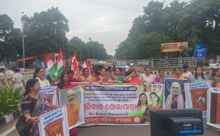 ରାହୁଲ ଗାନ୍ଧୀଙ୍କ ନାମରେ ଏତଲା ପ୍ରତିବାଦରେ ପ୍ରଦେଶ ମହିଳା କଂଗ୍ରେସର ବିକ୍ଷୋଭ ମନୁସ୍ମୁତି ବିରୁଦ୍ଧରେ ନାରା...