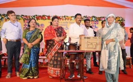 ଉନ୍ନତ ଯନ୍ତ୍ରପାତି ବିତରଣ କାର୍ଯ୍ୟକ୍ରମ ମାଧ୍ୟମରେ  ହସ୍ତଶିଳ୍ପୀଙ୍କ ଦକ୍ଷତାକୁ ନୂତନ *ଶକ୍ତି*...