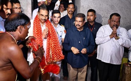 ସମ୍ବଲପୁର ଗସ୍ତ ସମୟରେ ରାଜ୍ୟପାଳଙ୍କ ମା ସମଲେଶ୍ୱରୀ ମନ୍ଦିର ପରିଦର୍ଶନ...