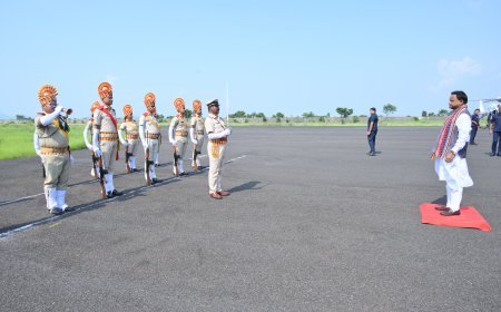 ସମ୍ବଲପୁର ଜମାଦାରପାଲୀ ଠାରେ ମୁଖ୍ୟମନ୍ତ୍ରୀ ଶ୍ରୀ ମୋହନ ଚରଣ ମାଝୀଙ୍କୁ ତାଙ୍କୁ ସ୍ୱାଗତ ସମ୍ବର୍ଦ୍ଧନା କରାଯାଉଛି।