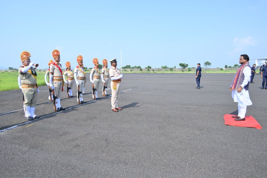 ସମ୍ବଲପୁର ଜମାଦାରପାଲୀ ଠାରେ ମୁଖ୍ୟମନ୍ତ୍ରୀ ଶ୍ରୀ ମୋହନ ଚରଣ ମାଝୀଙ୍କୁ ତାଙ୍କୁ ସ୍ୱାଗତ ସମ୍ବର୍ଦ୍ଧନା କରାଯାଉଛି।