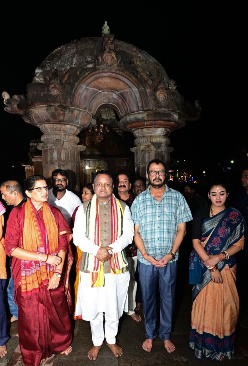 ମୁକ୍ତେଶ୍ୱର ମନ୍ଦିର ପରିସରରେ ମୁଖ୍ୟମନ୍ତ୍ରୀ ଶ୍ରୀ ମୋହନ ଚରଣ ମାଝୀ ସେବା ସଂକଳ୍ପ ଅଭିଯାନ ଅନ୍ତର୍ଗତ 'ଆଶୀର୍ବାଦ କା ଦିୟା' କାର୍ଯ୍ୟକ୍ରମରେ ଯୋଗ ଦେଇଛନ୍ତି,