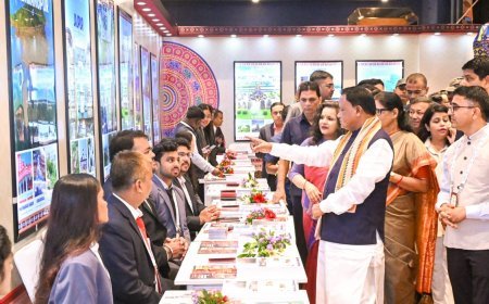 ୭ମ ଓଡ଼ିଶା ଟ୍ରାଭେଲ ବଜାର ଉଦଘାଟନ ଅବସରରେ ମୁଖ୍ୟମନ୍ତ୍ରୀ ଶ୍ରୀ ମୋହନ ଚରଣ ମାଝୀ ପର୍ଯ୍ୟଟନ ବିଭାଗ ପକ୍ଷରୁ ଆୟୋଜିତ ପ୍ରଦର୍ଶନୀ ବୁଲି ଦେଖୁଛନ୍ତି।