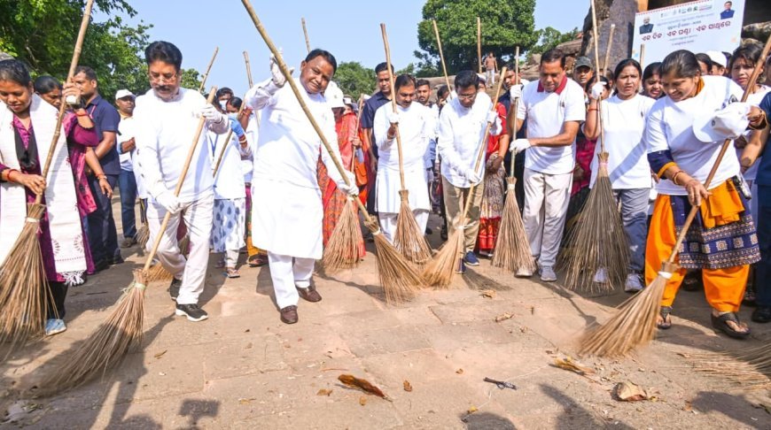 ‘ଏକ ଦିନ୍, ଏକ ଘଣ୍ଟା, ଏକ ସାଥ୍’ ସ୍ୱଚ୍ଛତା  ଅଭିଯାନରେ ମୁଖ୍ୟମନ୍ତ୍ରୀ...