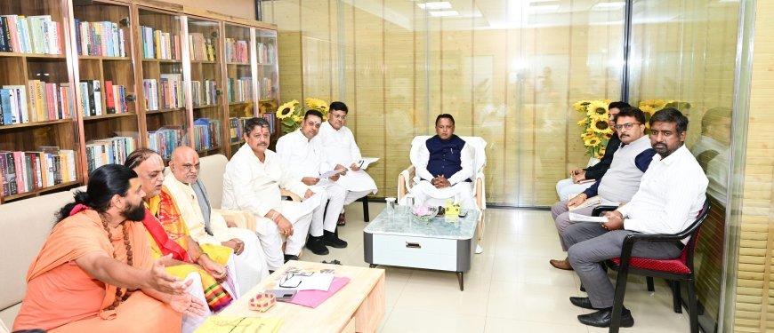 ପୁରୀର ମଠାଧୀଶମାନେ ମୁଖ୍ୟମନ୍ତ୍ରୀଙ୍କ ବାସଭବନରେ ମୁଖ୍ୟମନ୍ତ୍ରୀ ଶ୍ରୀ ମୋହନ ଚରଣ ମାଝୀଙ୍କୁ ଭେଟି ପୁରୀର ବିଭିନ୍ନ ମଠ ମନ୍ଦିରର ଉନ୍ନତିକରଣ ବିଷୟରେ ଆଲୋଚନା କରିଛନ୍ତି ।