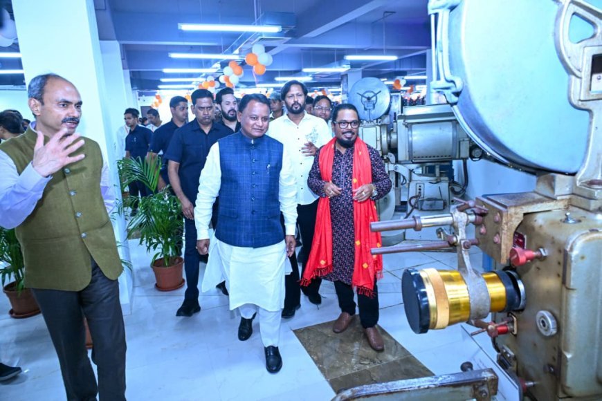 ମୁଖ୍ୟମନ୍ତ୍ରୀ ଶ୍ରୀ ମୋହନ ଚରଣ ମାଝୀ କଳିଙ୍ଗ ଷ୍ଟୁଡ଼ିଓର ସ୍ନୋ ହାଉସ, ମ୍ୟୁଜିଅମ ଓ ବିଭିନ୍ନ ସୁଟିଂ ସେଟ ପରିଦର୍ଶନ କରୁଛନ୍ତି।