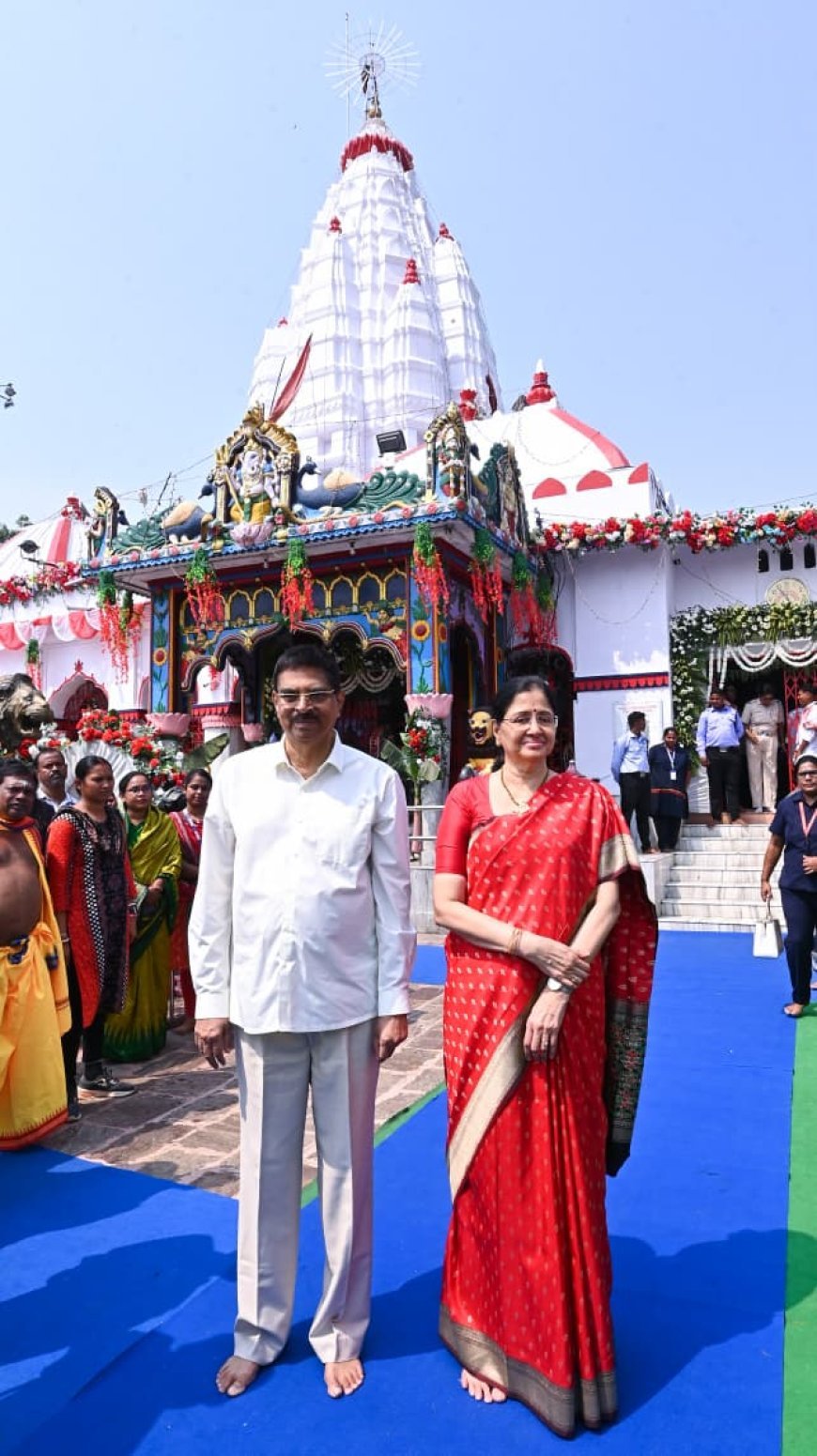 ମା’ ସମଲେଶ୍ୱରୀଙ୍କ ଦର୍ଶନ କଲେ ରାଜ୍ୟପାଳ ଏବଂ ରାଜ୍ୟର ପ୍ରଥମ ମହିଳା...